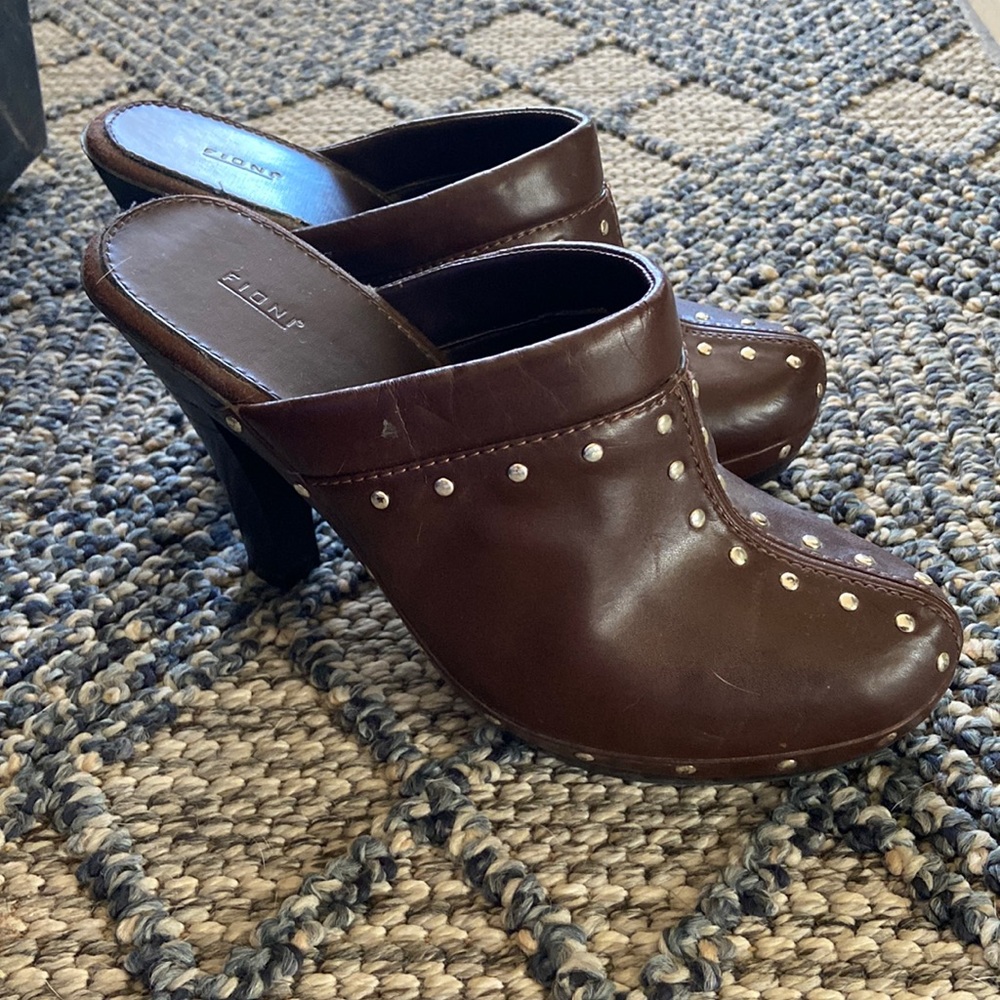 Fioni brown clog heels.